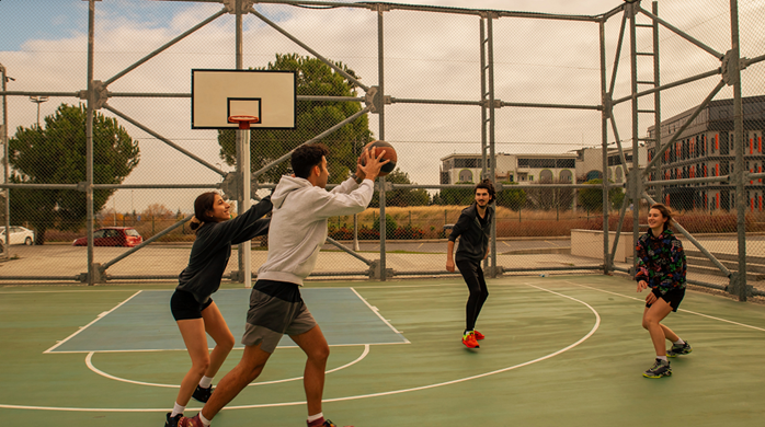 joueurs et joueuses de basket santé en action